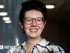 Il romanziere esordiente vince un importante premio per il libro per una storia ispirata alle separazioni familiari