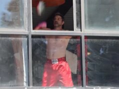 Joshua Jackson si allena a torso nudo in una palestra di boxe a Los Angeles, in video