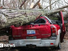 Almeno sei morti dopo che i twister hanno spazzato il Michigan e l’Oklahoma, dicono i funzionari