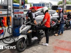 Il petrolio tocca i 100 dollari al barile nonostante l’accordo per liberare una quantità document di riserve