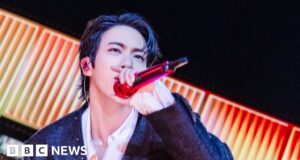Le megastar pop BTS elettrizzano il centro storico di Seoul con un concerto di ritorno