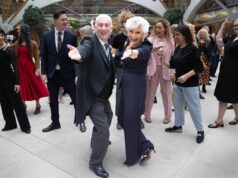 Angela Rippon e Alex Kingston tra le star di Strictly insegnano ai parlamentari il cha-cha-cha