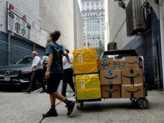 Una donna anziana bombardata da oltre cento pacchi Amazon che non ha ordinato