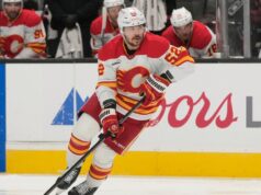 Le fiamme scambiano ufficialmente Weegar con Mammoth per cinque pezzi