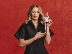 Chloe Kelly riceve la sua bambola Barbie per la Giornata internazionale della donna insieme advert altre donne pioniere