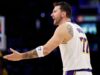Luka Doncic dei Lakers è stato multato di 50.000 dollari per gesto inappropriato nei confronti dell’arbitro