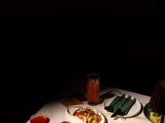 Ecco un ristorante indiano senza pollo al burro nel menu