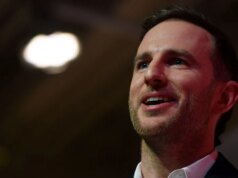 Cos’è quel misterioso dispositivo metallico che sta usando Joe Gebbia, Chief Design Officer degli Stati Uniti?