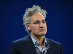 Il CEO di Palantir usa insulti per descrivere le persone che non pensano che il governo prenderà la loro azienda