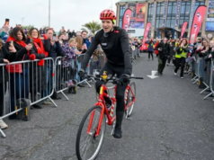 Greg James parte per la “ridicola” sfida ciclistica di 630 miglia di Comedian Aid mentre condivide aggiornamenti su suo padre