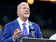 La collezione di cimeli del defunto proprietario dei Colts, Jim Irsay, porta all’asta prezzi report
