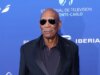 La bobina di blooper piena di parolacce di Morgan Freeman per lo spettacolo sui dinosauri di Netflix è magnifica