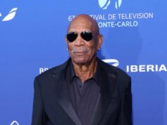 La bobina di blooper piena di parolacce di Morgan Freeman per lo spettacolo sui dinosauri di Netflix è magnifica