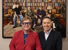Sir Elton John è “enormemente onorato” quando viene svelato il ritratto di famiglia con figli adolescenti