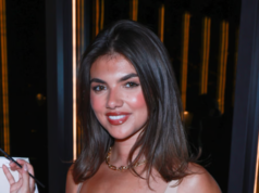 Samie Elishi, vincitrice di Love Island All Stars, guida la riunione dello spettacolo alla cena del Carmex