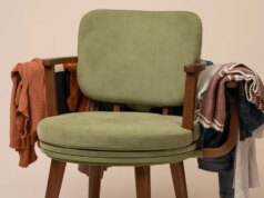 Getta i tuoi vestiti non proprio puliti sulla sedia da lavanderia di Simone Giertz