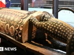 La Francia restituisce alla Costa d’Avorio il sacro “tamburo parlante” saccheggiato durante il dominio coloniale