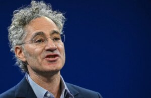 Il CEO di Palantir insiste di non sostenere le guerre per il cambio di regime (ma sostiene la guerra con l’Iran)