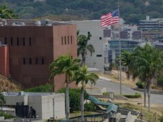 La bandiera americana viene issata e sventola sull’edificio dell’ambasciata americana in Venezuela per la prima volta in 7 anni