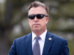 Il repubblicano afferma che “i musulmani non appartengono alla società americana” e suscita una feroce reazione democratica