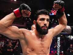 La star della UFC Arman Tsarukyan prende a pugni l’avversario in una scena selvaggia dopo la partita di wrestling Actual American Freestyle