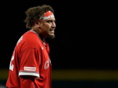 Josh Naylor prende in giro Cal Raleigh riguardo al cancello della stretta di mano