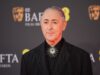 Alan Cumming si scusa dopo l’insulto razzista trasmesso dalla BBC ai BAFTA: “Il trauma ha innescato uno spettacolo di merda”