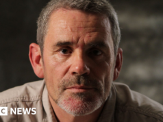 Il fotografo di guerra Paul Conroy muore come tributo reso