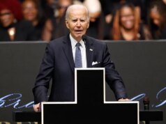 Biden cube “Sono molto più intelligente della maggior parte di voi” per affollare il funerale di Jesse Jackson