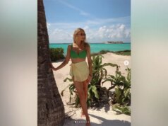 Brittany Aldean sfoggia un bikini verde nelle foto sulla spiaggia delle vacanze di primavera con la famiglia