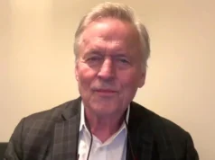 John Grisham rivela i dettagli del nuovo romanzo di spionaggio e parla di come si confronta con i libri precedenti