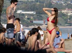 Sami Sheen sfrigola in bikini rosso sulla spiaggia di Malibu