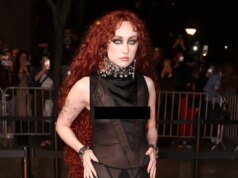 Chappell Roan fa girare la testa con un look audace e trasparente alla settimana della moda di Parigi: FOTO