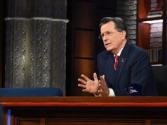 Stephen Colbert deriso da Selection per il suo “viaggio dell’ego” mentre gli ospiti baciano il suo anello prima dell’uscita di maggio