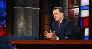 Stephen Colbert deriso da Selection per il suo “viaggio dell’ego” mentre gli ospiti baciano il suo anello prima dell’uscita di maggio