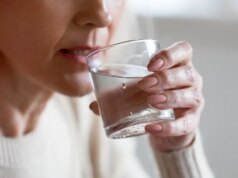 Cosa è più salutare bere: acqua fredda o calda? Ecco cosa cube un esperto