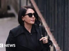 L’ex redattore del mondo dello spettacolo del Each day Mail nega di aver violato i messaggi vocali di Sadie Frost