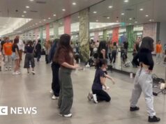 I ballerini adoravano esercitarsi su questa passerella di Singapore. Poi sono arrivate le denunce