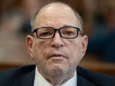 Harvey Weinstein afferma di essere stato preso a pugni da un detenuto in prigione, sangue ovunque