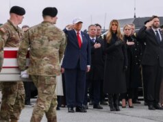 Trump e la first girl partecipano al trasferimento dignitoso di 6 soldati americani uccisi in Kuwait