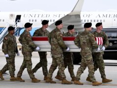 I genitori onorano il capitano dell’esercito caduto “dando l’anima” dopo che il mortale attacco iraniano ha ucciso sei persone