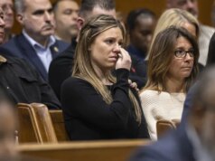 La vedova dell’agente della polizia di New York Jonathan Diller piange mentre il mare di blu riempie l’aula del tribunale nel processo per omicidio dell’accusato assassino di un poliziotto