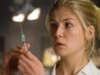 Rosamund Pike pensa che il movie “Doom” sia così brutto da aver quasi ucciso la sua carriera