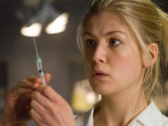 Rosamund Pike pensa che il movie “Doom” sia così brutto da aver quasi ucciso la sua carriera
