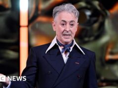 Il conduttore dei Bafta Alan Cumming si scusa dopo lo spettacolo “che ha provocato un trauma”.