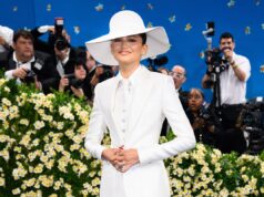 Zendaya sfoggia una fascia dorata al dito mentre indossa il bianco da sposa alla sfilata di moda