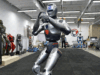 Il compatto robotic umanoide cinese mostra sbilanciamenti e si lancia