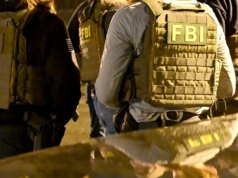 L’FBI arresta i commessi dei minimarket per “rapine a mano armata organizzate” per richiedere benefici per l’immigrazione