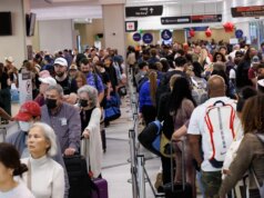 La chiusura del DHS costringe gli aeroporti a dire ai viaggiatori di arrivare 4 ore prima a causa di enormi ritardi
