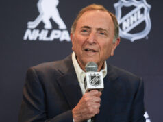 Guarda dal vivo: il commissario della NHL Gary Bettman parla a Calgary